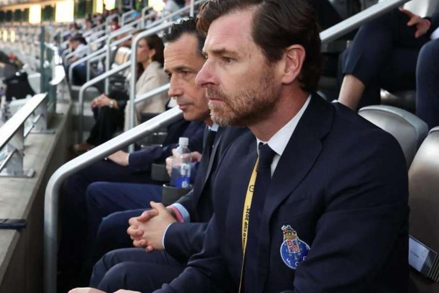 Pedro Proença com André Villas-Boas na tribuna do Estádio MetLife