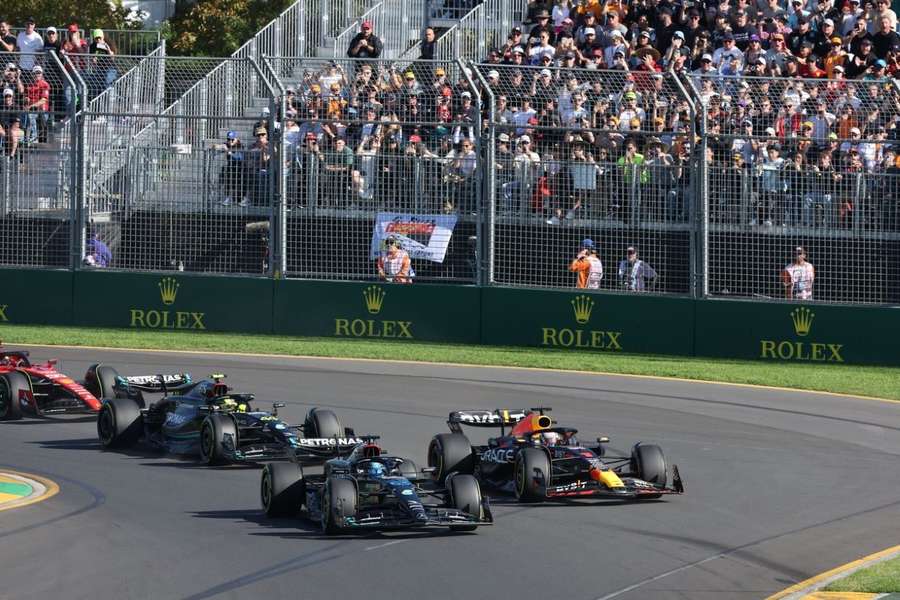 Hamilton i-a luat fața lui Verstappen în virajul 3