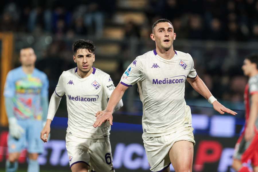 Roberto Piccoli dával druhý gól Fiorentiny při výhře 4:1 nad Cremonese. Roberto Piccoli dával druhý gól Fiorentiny při výhře 4:1 nad Cremonese.