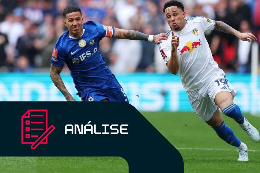 Enzo Fernández, do Chelsea, disputa a bola com Noah Okafor, do Leeds