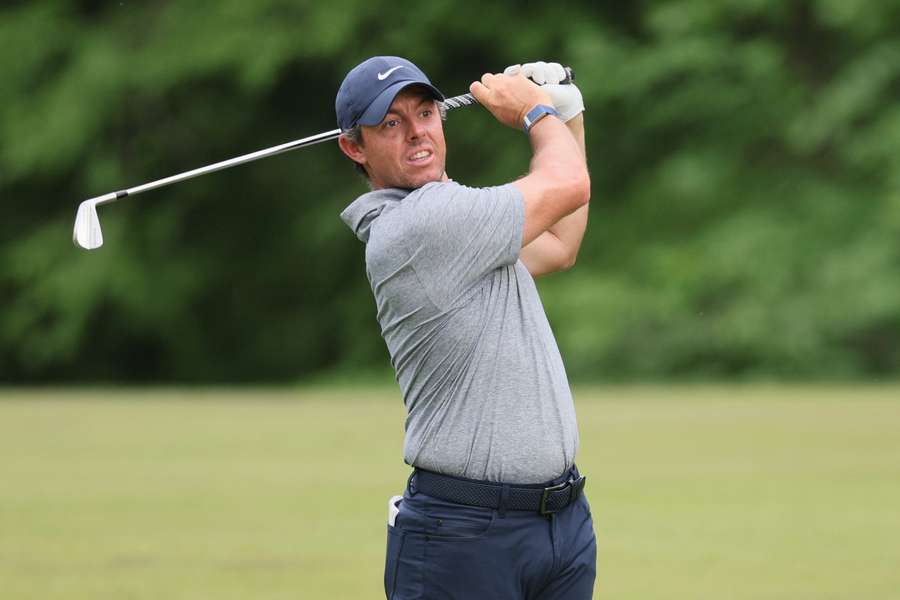 Rory McIlroy de Irlanda del Norte disparó un dos bajo par 70 para agarrar una parte de la ventaja después de la tercera ronda del torneo PGA Memorial