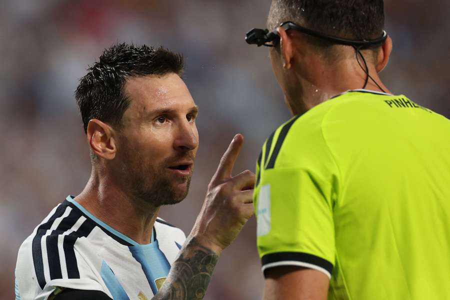 Messi durante diálogo acalorado com o árbitro João Pinheiro