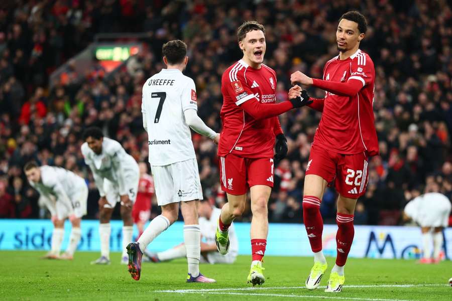 Florian Wirtz (m.) und Hugo Ekitike (r.) bejubeln das 4:1.