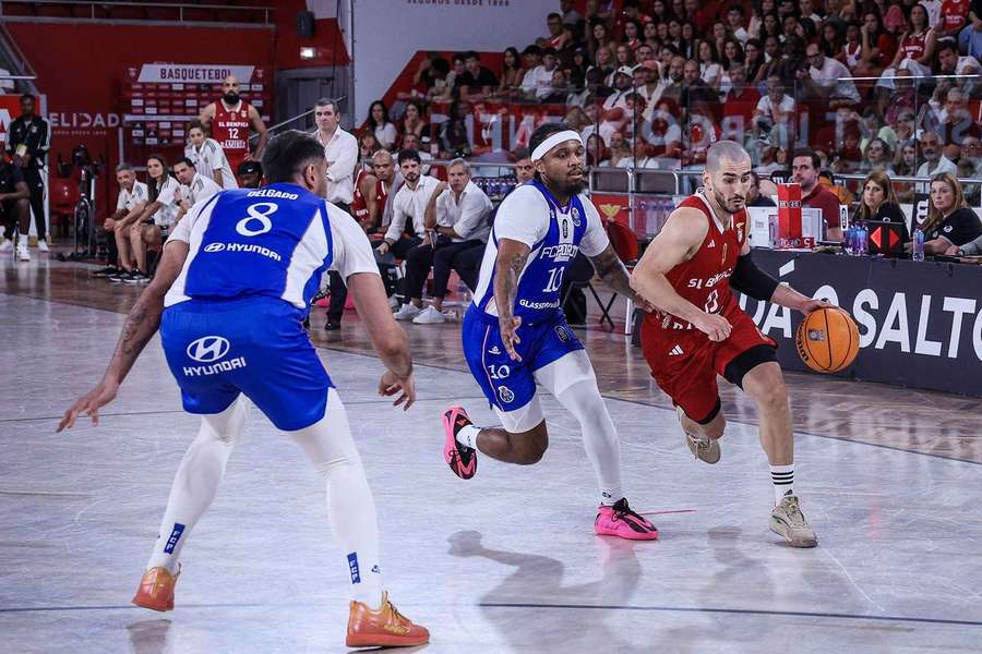Benfica venceu o FC Porto por 89-73 na Luz Benfica venceu o FC Porto por 89-73 na Luz