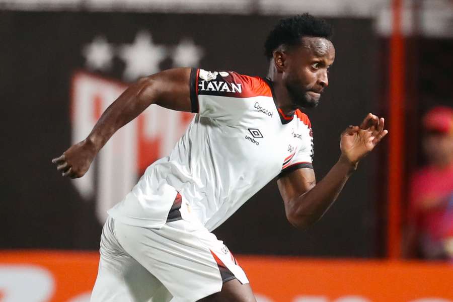 Mendoza em Atlético-GO x Athletico-PR, pela Copa do Brasil