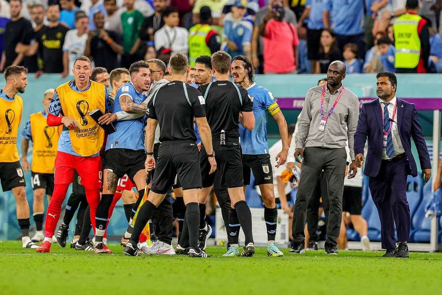 FIFA åbner sager mod Uruguay efter voldsomme protester i dramatisk VM-exit