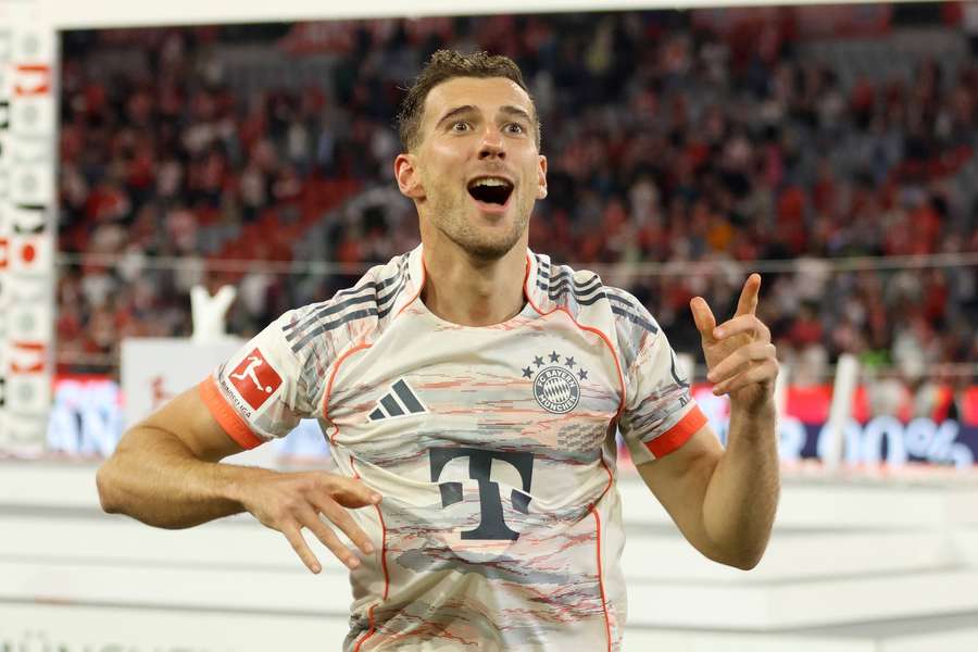 Leon Goretzka feiert die Meisterschaft.