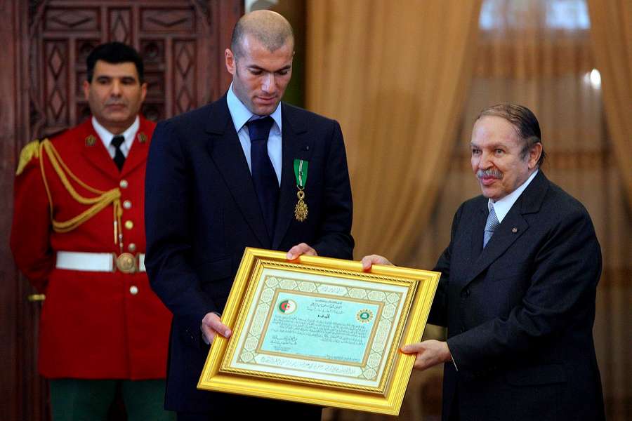 Zinedine Zidane kreeg in 2006 de hoogste staatseer uit de handen van toenmalig Algerijns president Abdelazziz Bouteflika