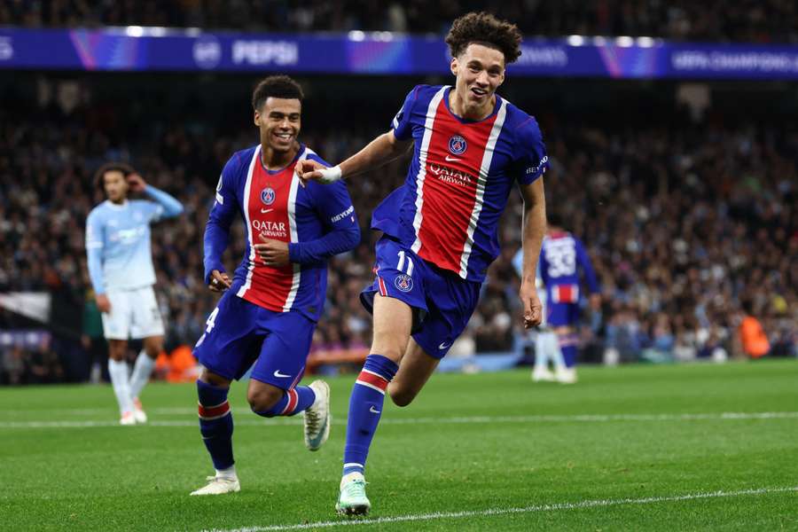 Maghnes Akliouche célèbre le quatrième but parisien face à Manchester City à l’Etihad Stadium (2-4), le 14 octobre 2026.