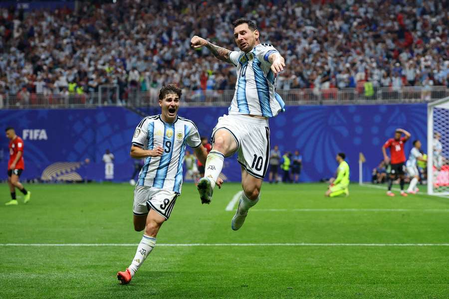Lionel Messi nad hlavami spoluhráčov po postupe do štvrťfinále MS. Lionel Messi nad hlavami spoluhráčov po postupe do štvrťfinále MS.