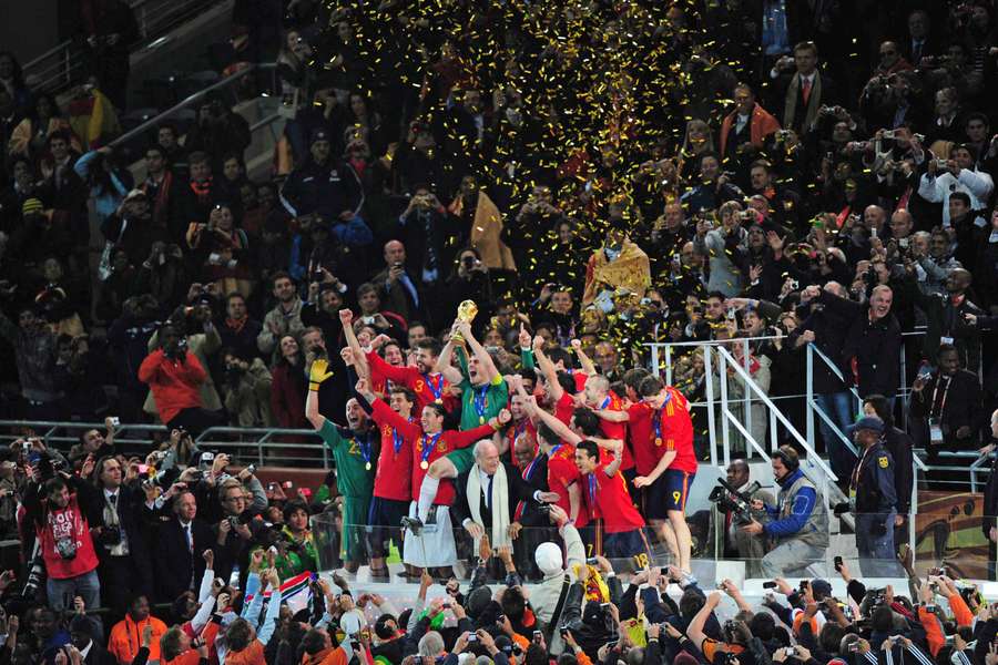 Los jugadores de España levantan el título