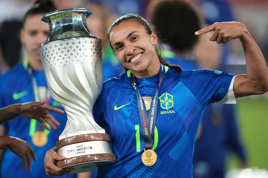 Marta com o troféu da Copa América