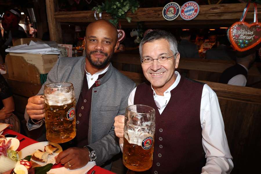 Trainer Kompany (l.) und Bayern-Präsident Hainer (r.)