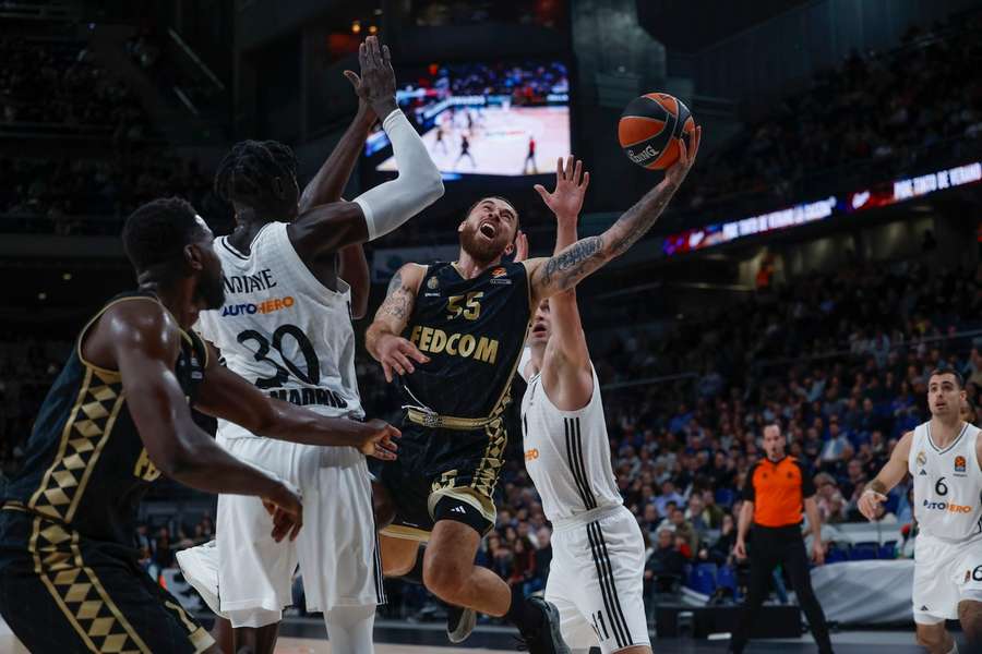 Mike James discret, mais Monaco victorieux.