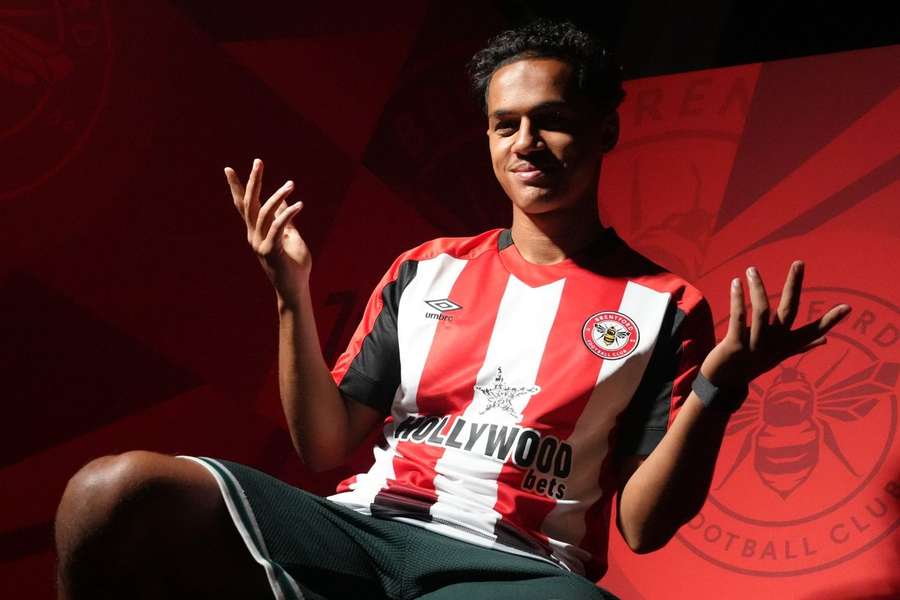 Fábio Carvalho com a camisola do Brentford