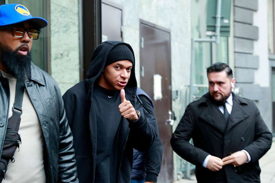 Kylian Mbappe în fața hotelului în carea a stat la Stockholm 