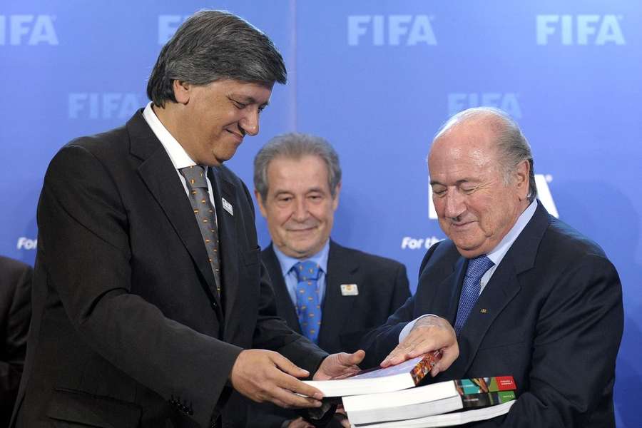 Laurentino Dias ao lado de Sepp Blatter num encontro da FIFA em 2010