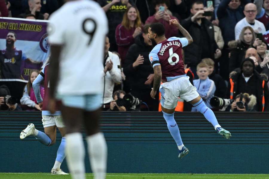 Douglas Luiz, médio brasileiro do Aston Villa, festeja depois de marcar o segundo golo