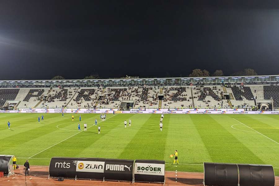 Den ellers så traditionsrige storklub FK Partizan samler sjældent meget mere end et par tusinde tilskuere til sine hjemmekampe i ligaen.