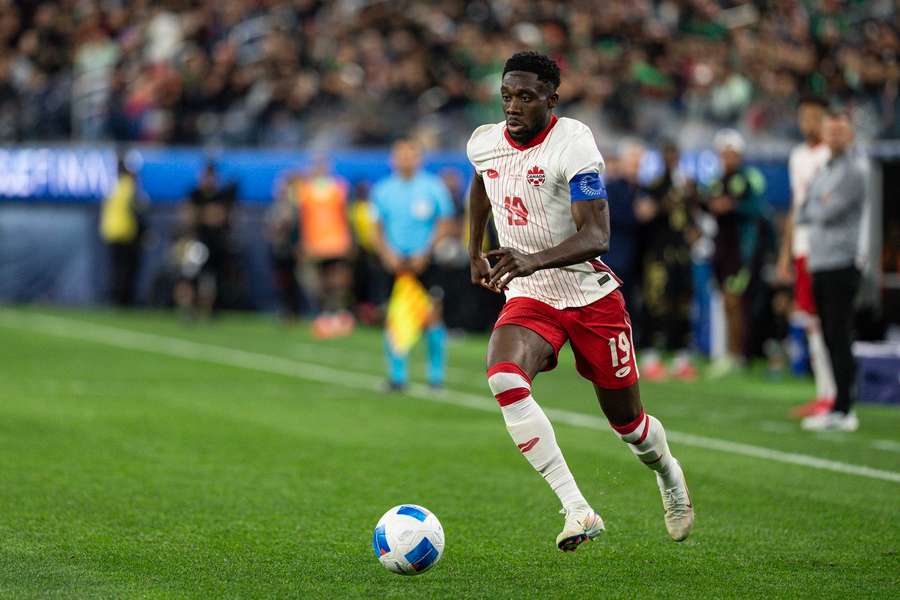 Fatalne wieści dla Bayernu Monachium. Alphonso Davies zerwał więzadła krzyżowe