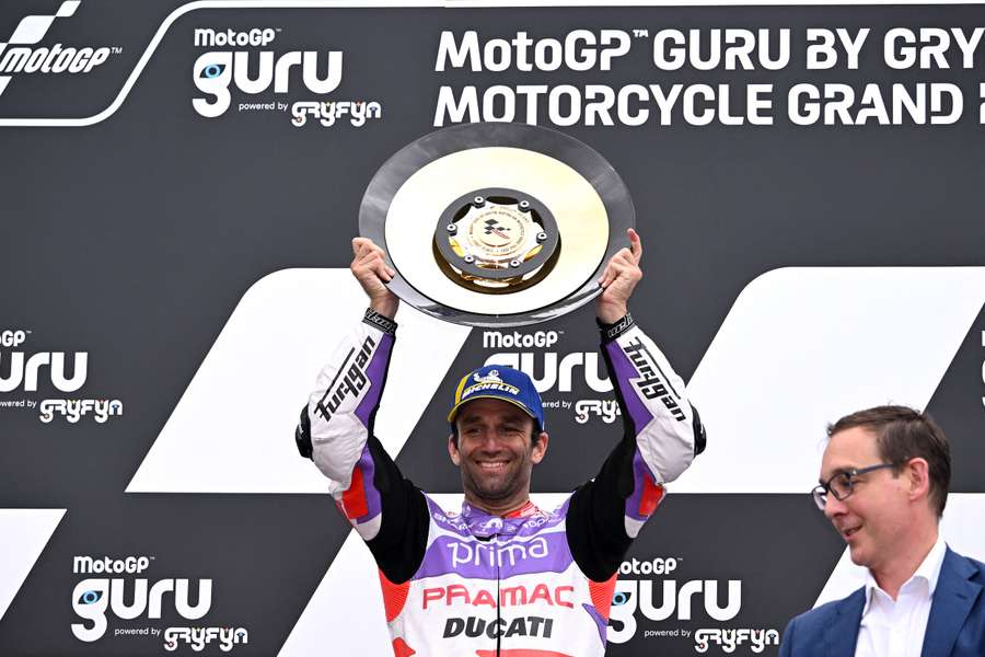 Johann Zarco z trofeum 