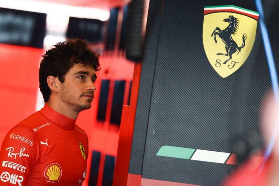 Charles Leclerc dans le paddock à Abou Dabi.