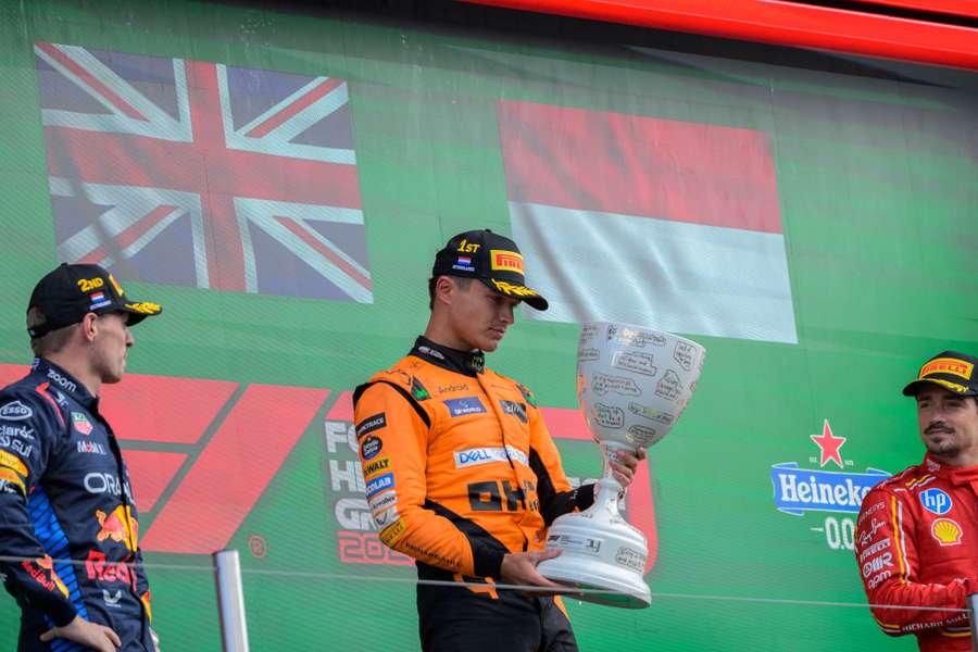 Lando Norris en el podio tras ganar el Gran Premio de Holanda