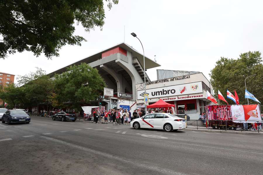 Widok na zewnątrz stadionu przed meczem LaLiga EA Sports pomiędzy Rayo Vallecano i Sevilla FC na Estadio de Vallecas 28 września 2025 r.