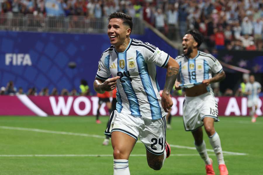 Enzo Fernández célèbre son but inscrit dans le temps additionnel lors du huitième de finale de la Coupe du monde 2026 entre l’Argentine et l’Égypte, le 7 juillet à Atlanta.