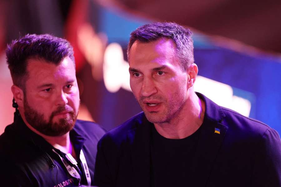 Wladimir Klitschko hält sich über seine Comeback-Pläne am Rande des Kampfes in Riad noch bedeckt.