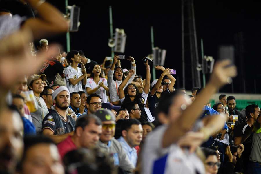 Los seguidores del Magallanes celebran su victoria en Miami