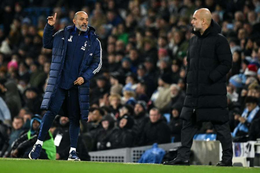 Nuno Espírito Santo ao lado de Pep Guardiola