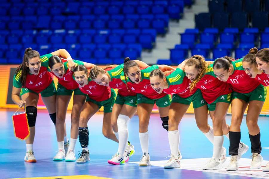 As jogadoras lusas durante o hino