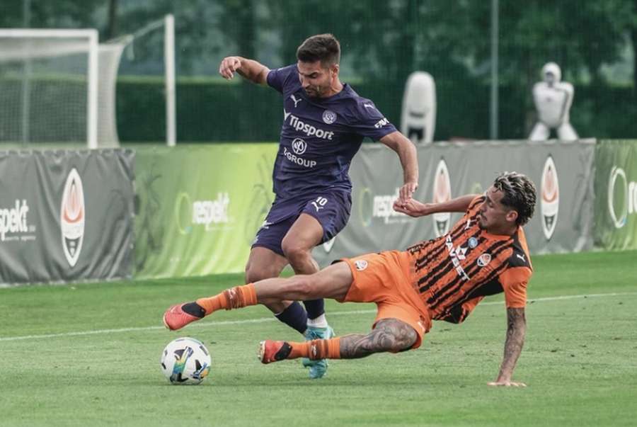 Slovácko v přípravě remizovalo se Šachtarem. Slovácko v přípravě remizovalo se Šachtarem.