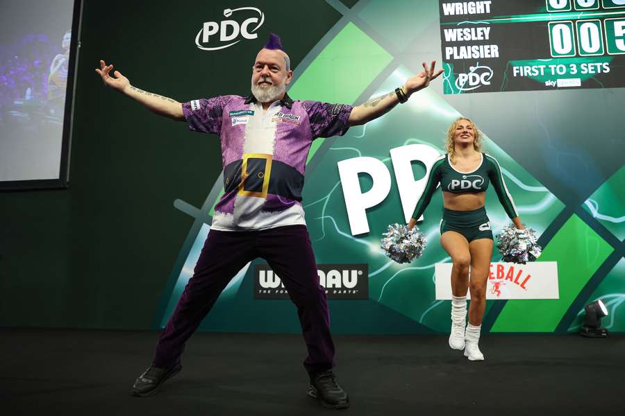 Peter Wright began his quest for a third World Darts Championship title with a hard-fought victory over Wesley Plaisier on Tuesday