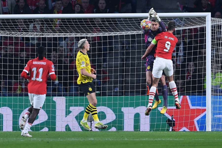 De Jong in duel met de keeper van Dortmund