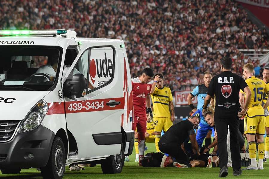 Javier Altamirano precisou deixar o campo de maca durante partida entre Estudiantes e Boca