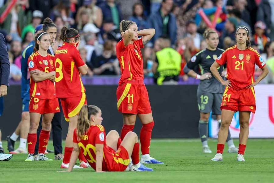Jucătoarele Spaniei, după finala Euro pierdută la penalty-uri în fața Angliei Jucătoarele Spaniei, după finala Euro pierdută la penalty-uri în fața Angliei