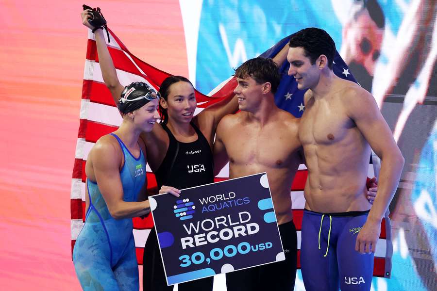 I festeggiamenti degli Stati Uniti dopo la vittoria nella 4x100