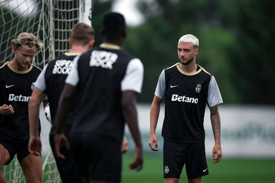 Zeno Debast e Hjulmand no treino do Sporting