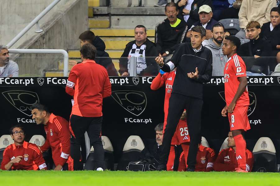 Bruno Lage, treinador do Benfica, com Leandro Barreiro