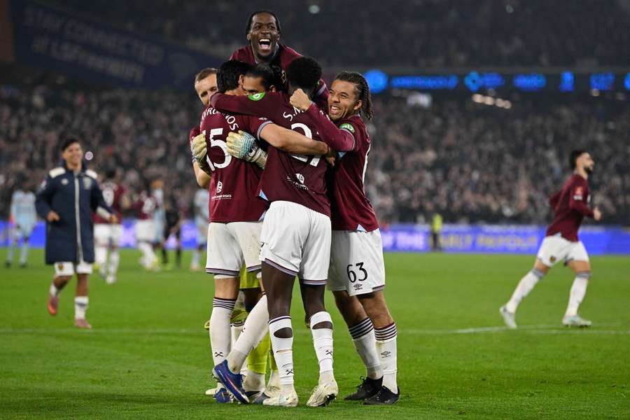 Hráči West Hamu po víťaznej bodke v rozstrele od Mavropanosa.