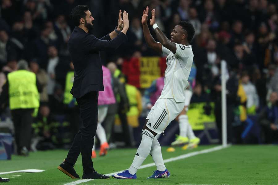Vinícius celebra su gol con Arbeloa