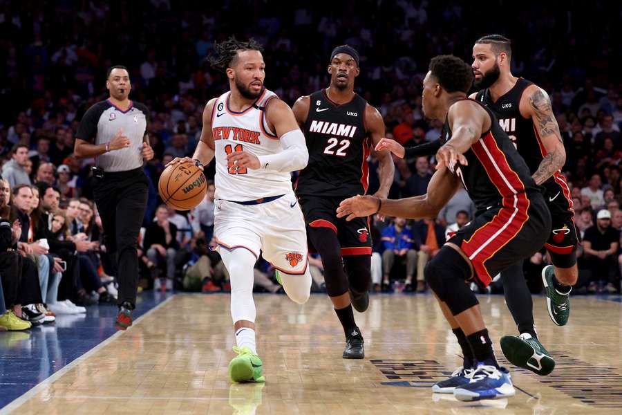 Da kann die Heat Defense nur staunend zuschauen – Jalen Brunson überragt mit 38 Punkten.