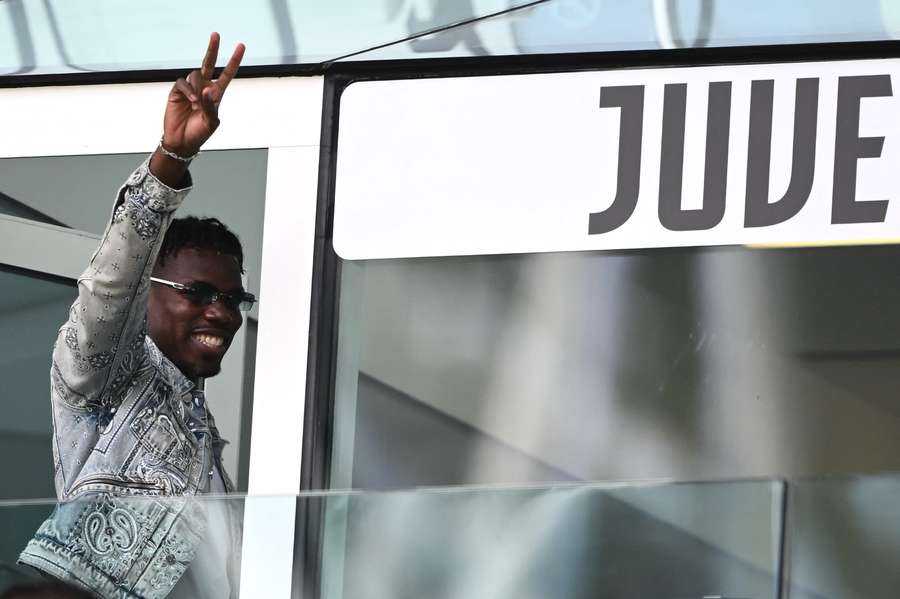 Paul Pogba salută în timp ce asistă la meciul din Serie A italiană dintre Juventus și Cagliari pe stadionul Allianz la începutul acestei luni