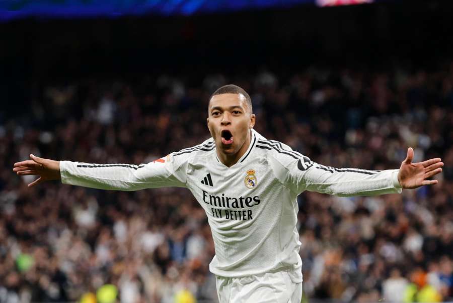 Mbappe skuteczniejszy niż Lewandowski w jego wieku, lepszy tylko Messi