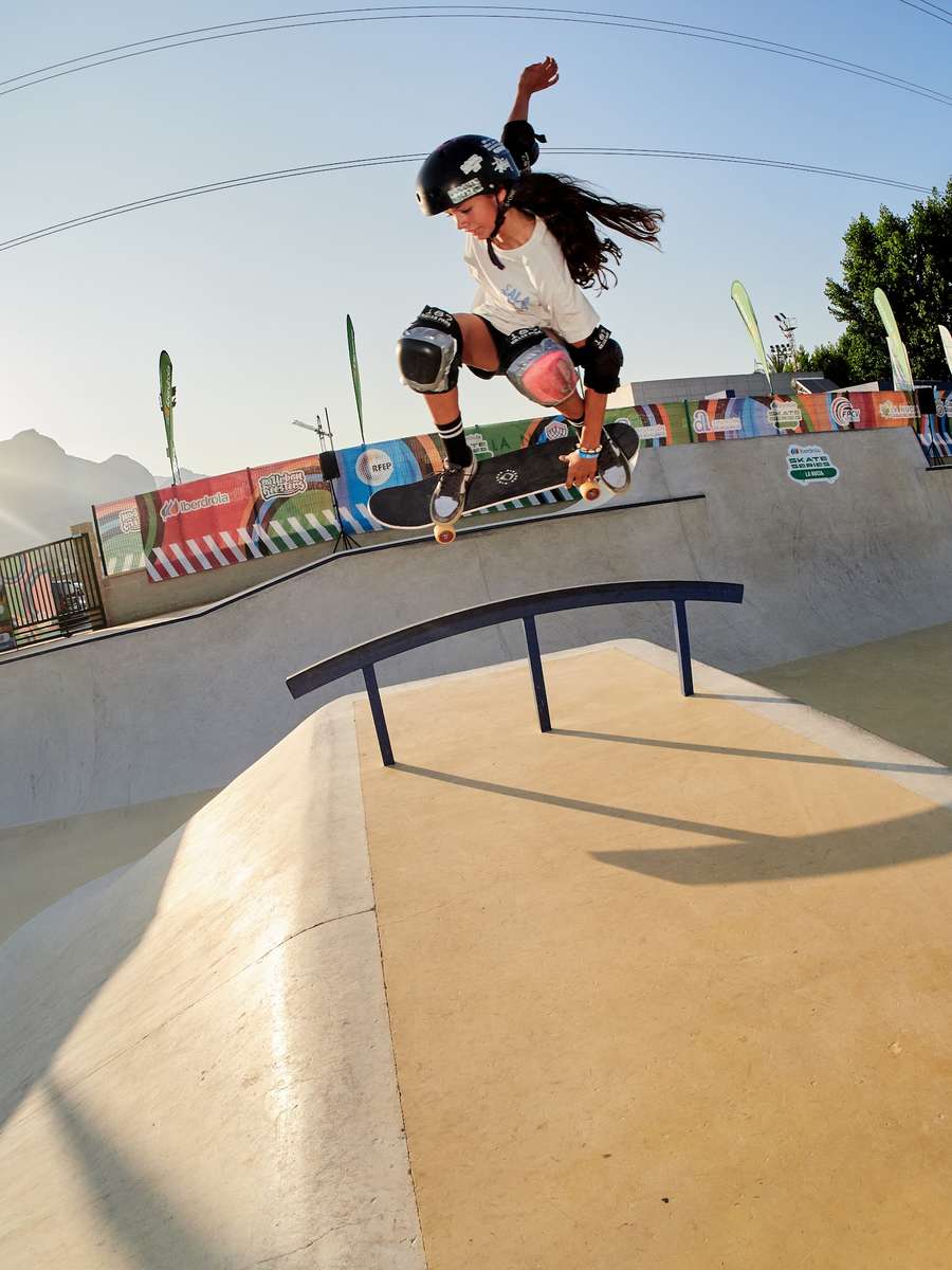 Una patinadora, en plena competición Una patinadora, en plena competición