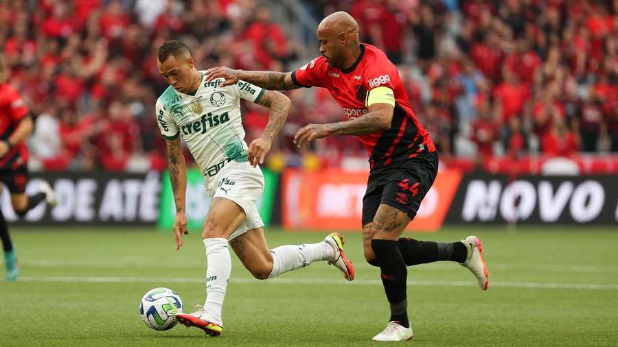 Breno Lopes contra o capitão Thiago Heleno