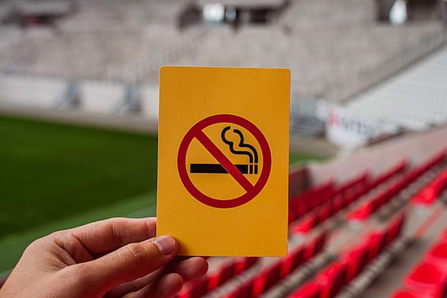 Czerwona kartka za… palenie na stadionie. SC Freiburg dyscyplinuje kibiców