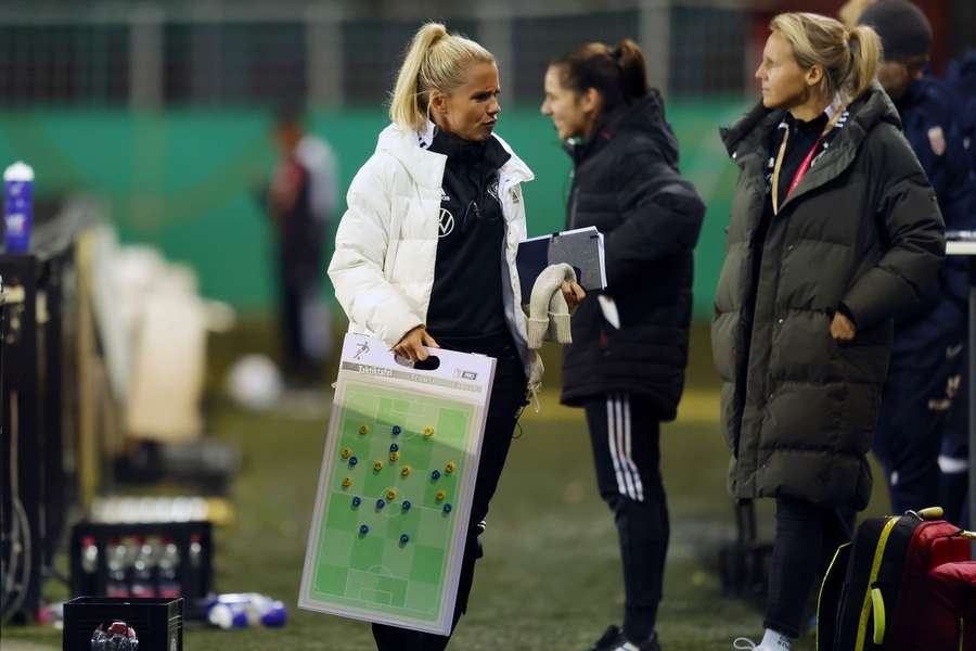 Friederike Kromp (r.) und Julia Simic (l.) bildeten das Trainerinnen-Duo der deutschen U16-Juniorinnen.